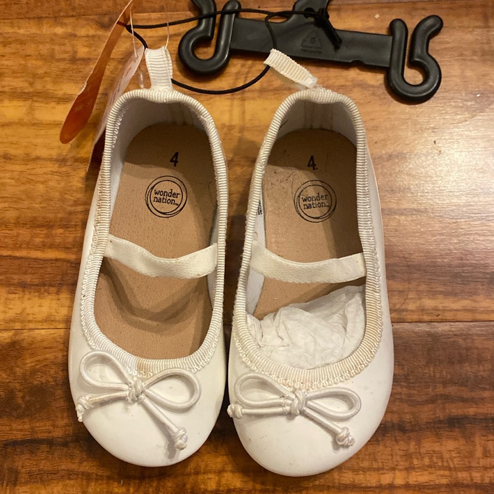 White patent leather Mary Jane style dress shoe with bow, new with tags